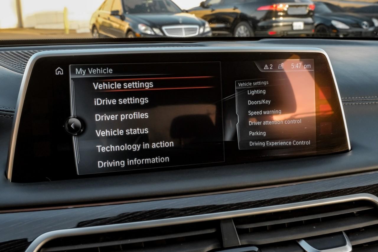 BMW 750i xDrive Vehicle Main Gallery Image 35