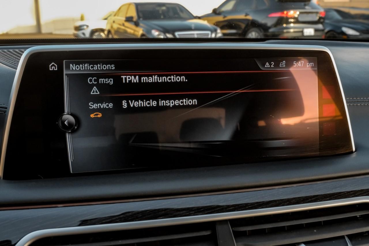 BMW 750i xDrive Vehicle Main Gallery Image 36