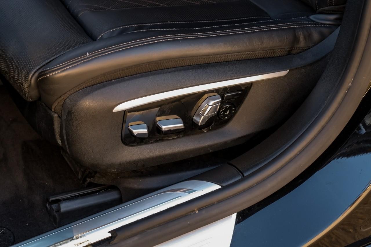 BMW 750i xDrive Vehicle Main Gallery Image 38