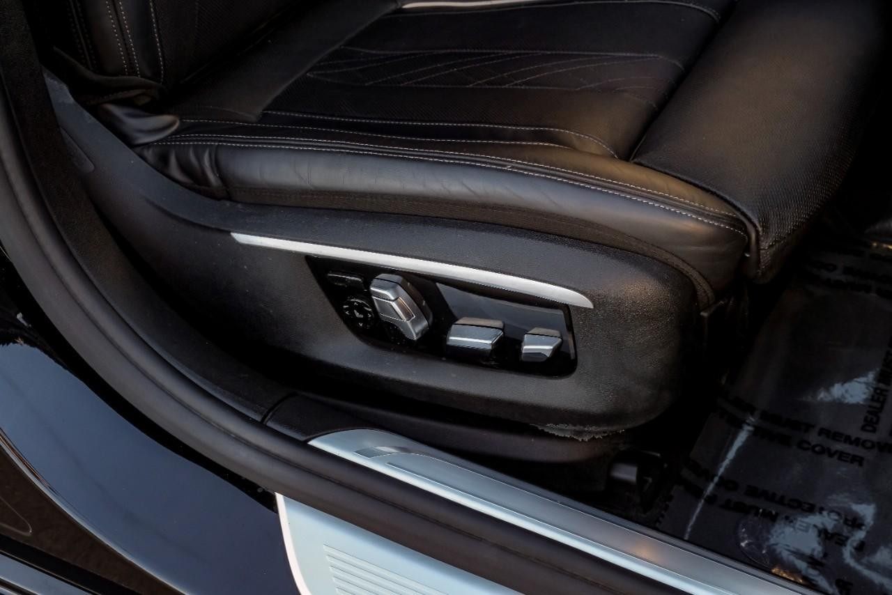 BMW 750i xDrive Vehicle Main Gallery Image 40