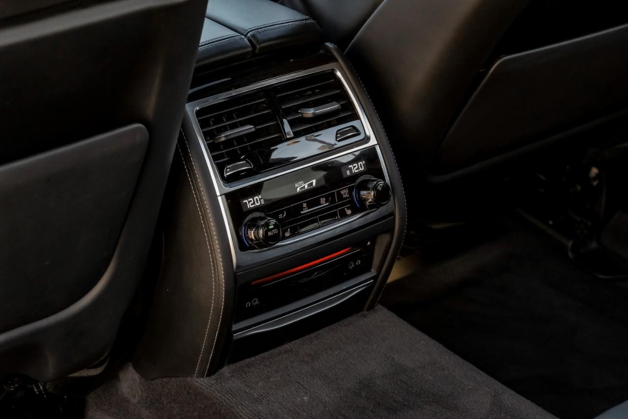 BMW 750i xDrive Vehicle Main Gallery Image 42