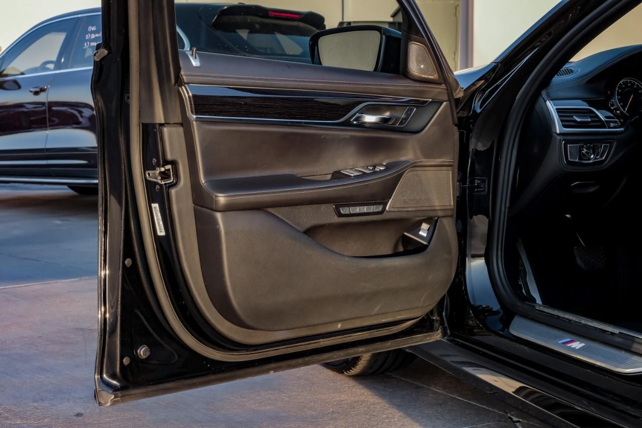 BMW 750i xDrive Vehicle Main Gallery Image 44