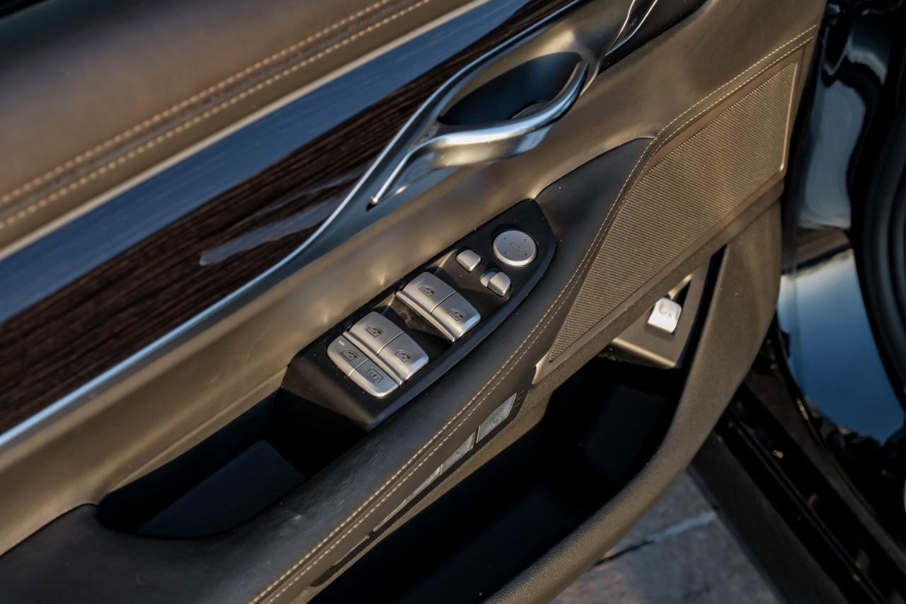 BMW 750i xDrive Vehicle Main Gallery Image 45