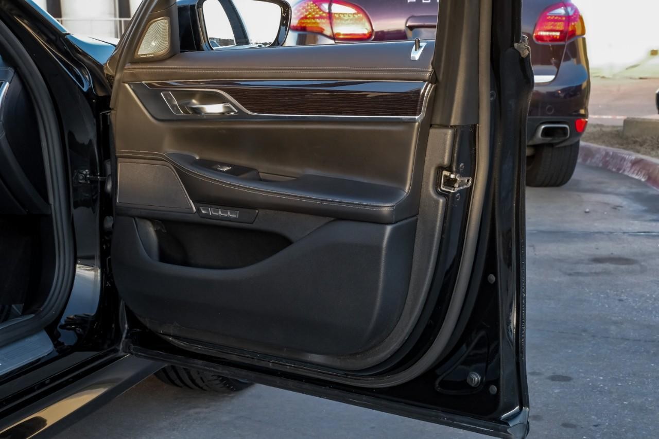 BMW 750i xDrive Vehicle Main Gallery Image 47