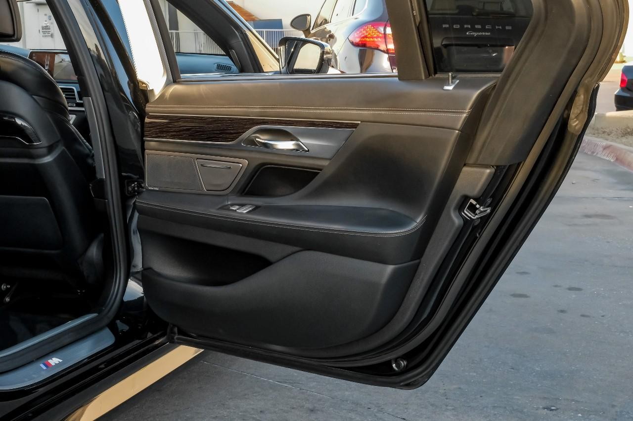 BMW 750i xDrive Vehicle Main Gallery Image 49