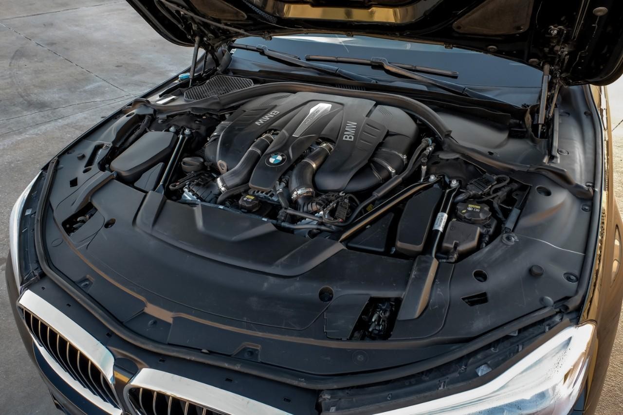 BMW 750i xDrive Vehicle Main Gallery Image 52