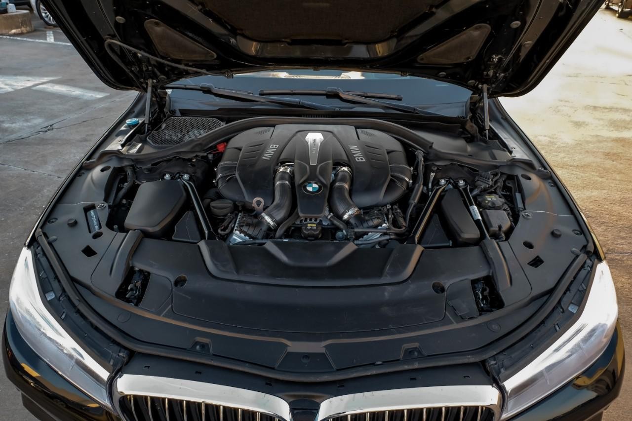 BMW 750i xDrive Vehicle Main Gallery Image 53