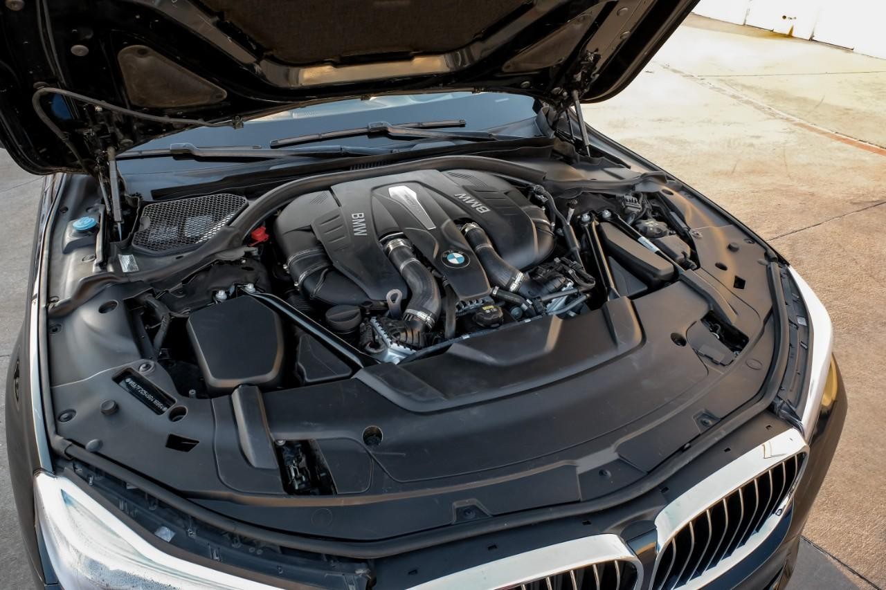 BMW 750i xDrive Vehicle Main Gallery Image 54