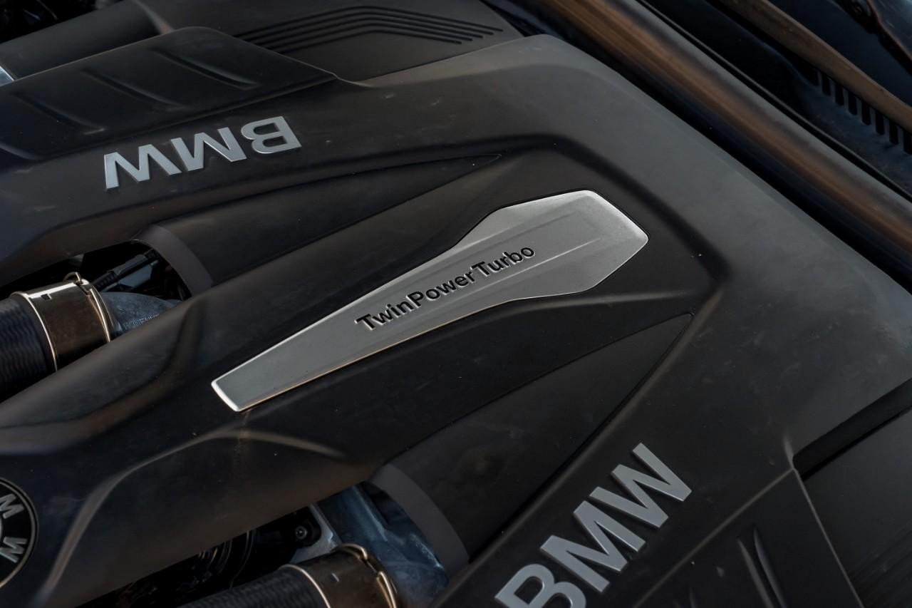 BMW 750i xDrive Vehicle Main Gallery Image 55
