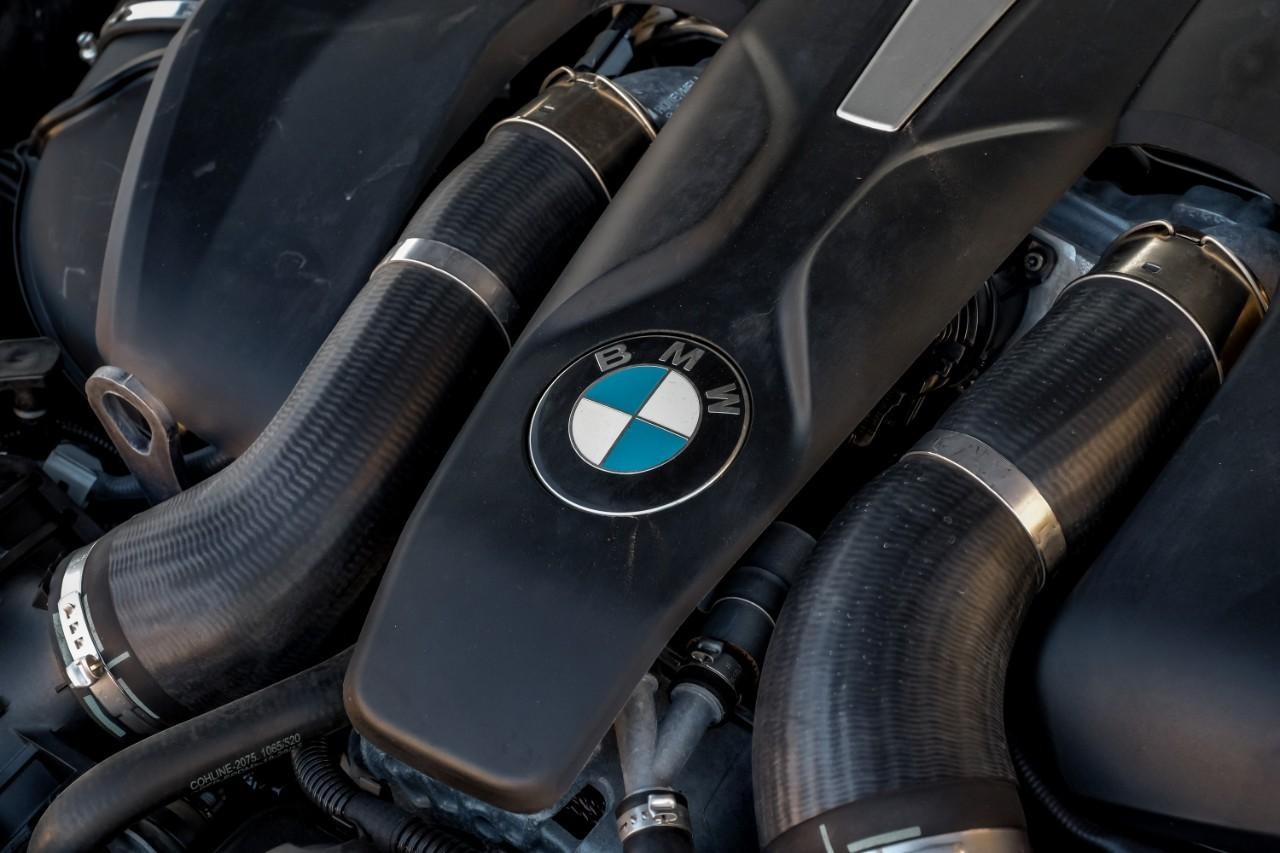 BMW 750i xDrive Vehicle Main Gallery Image 56