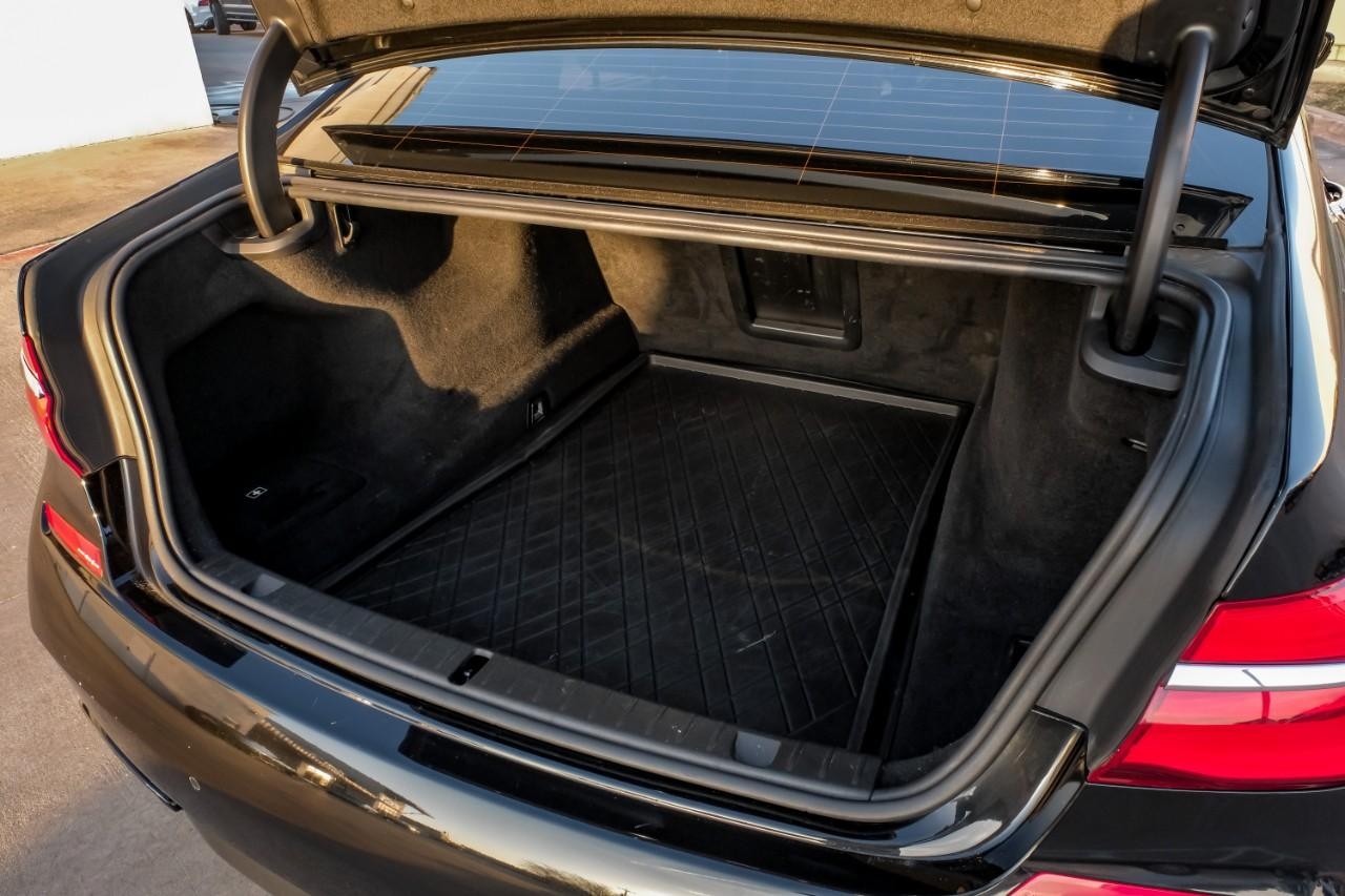BMW 750i xDrive Vehicle Main Gallery Image 57