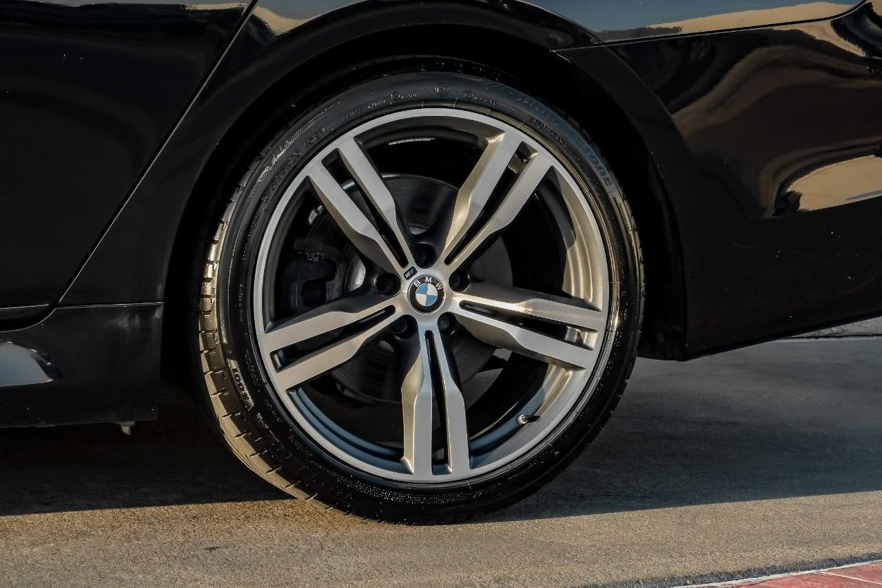 BMW 750i xDrive Vehicle Main Gallery Image 63