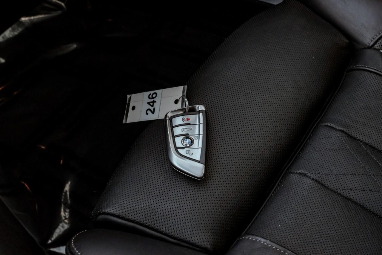 BMW 750i xDrive Vehicle Main Gallery Image 64