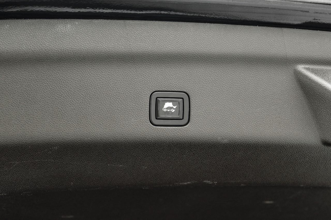 Chevrolet Suburban Vehicle Main Gallery Image 51