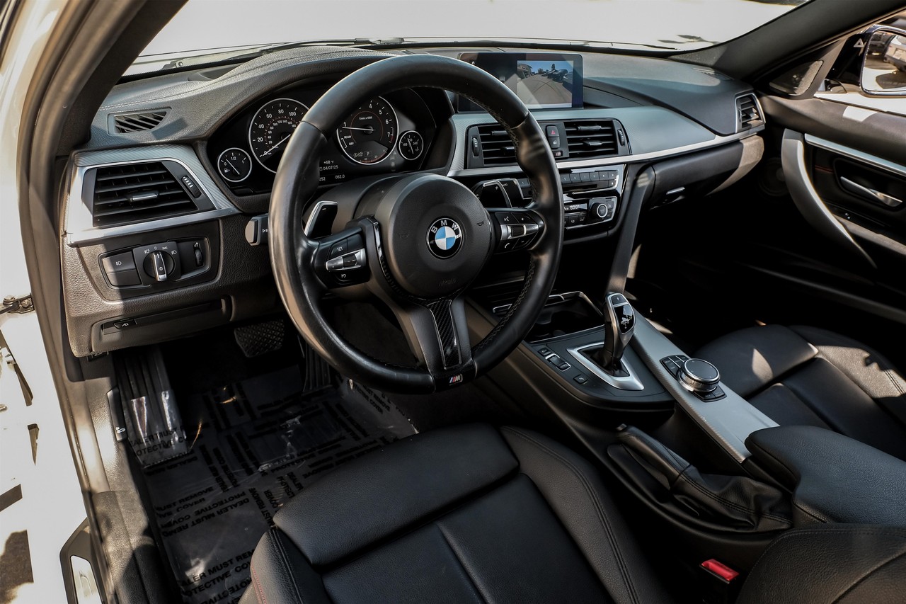 BMW 3 Series Vehicle Main Gallery Image 03