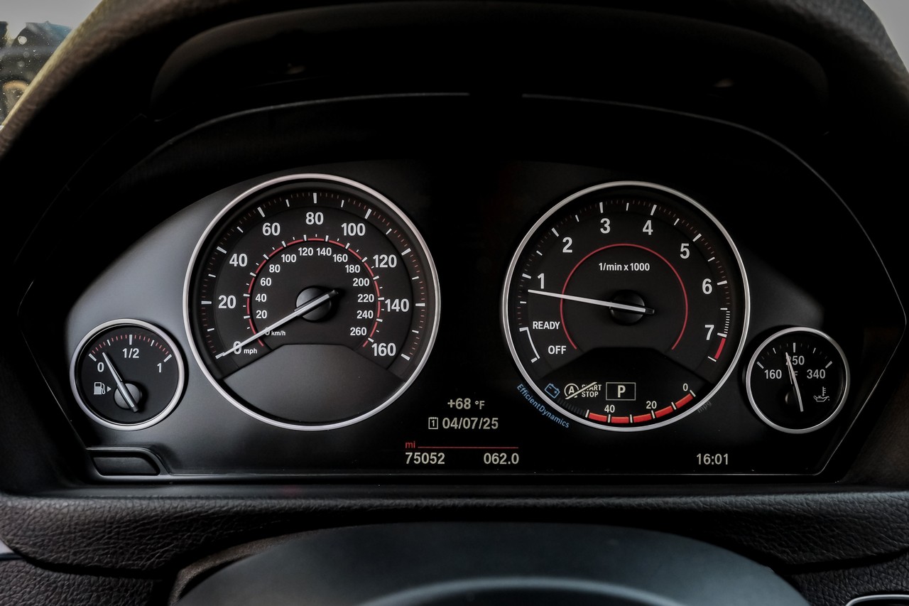BMW 3 Series Vehicle Main Gallery Image 23