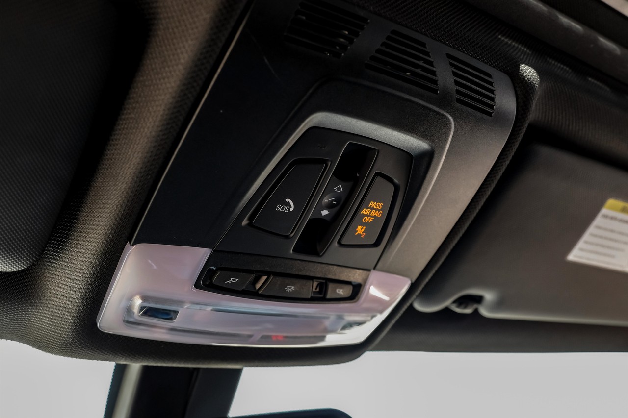 BMW 3 Series Vehicle Main Gallery Image 35