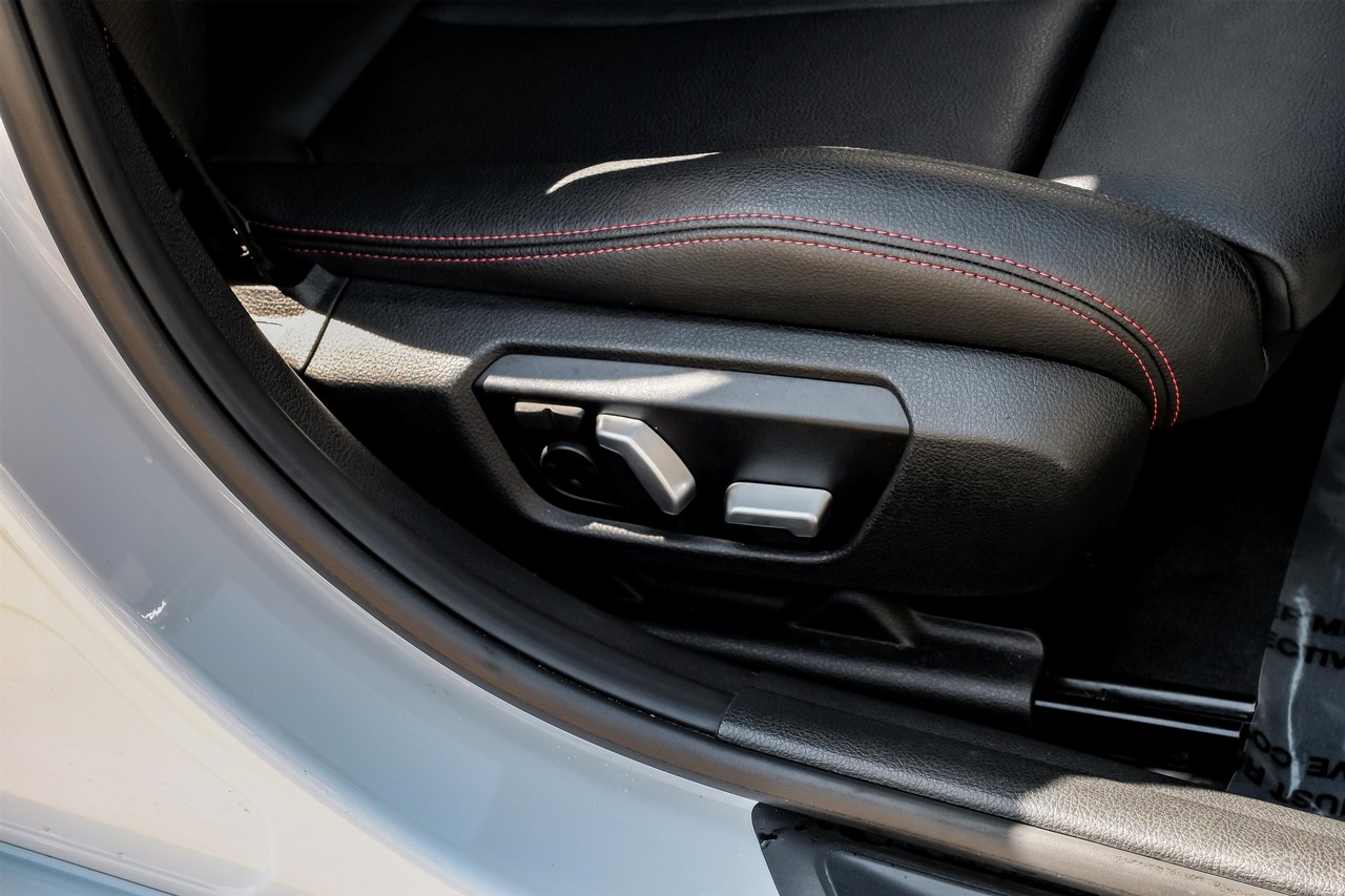 BMW 3 Series Vehicle Main Gallery Image 38