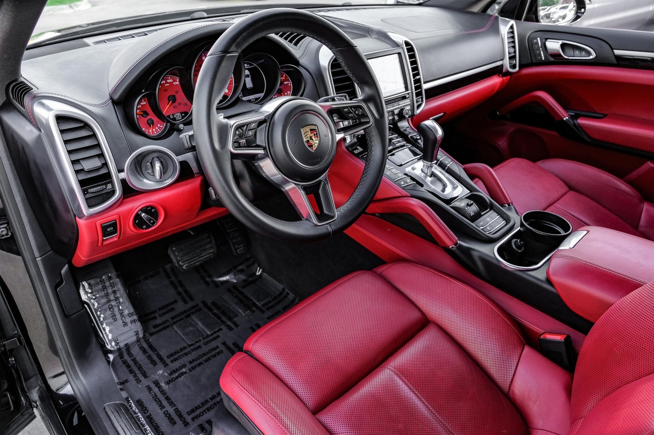 Porsche Cayenne Vehicle Main Gallery Image 03