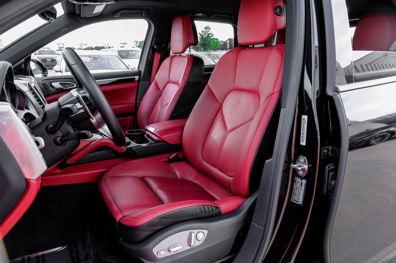 Porsche Cayenne Vehicle Main Gallery Image 04