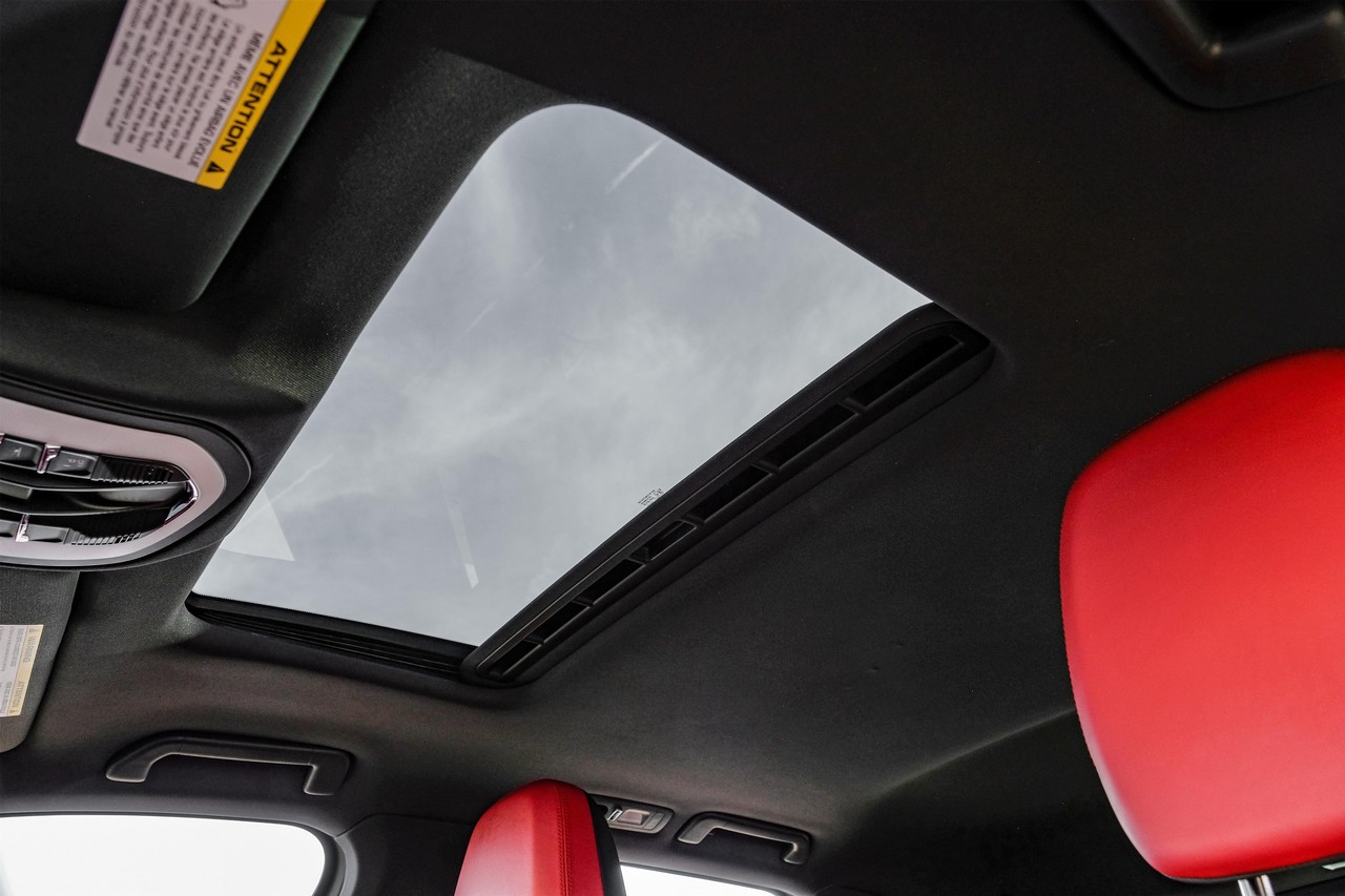 Porsche Cayenne Vehicle Main Gallery Image 05