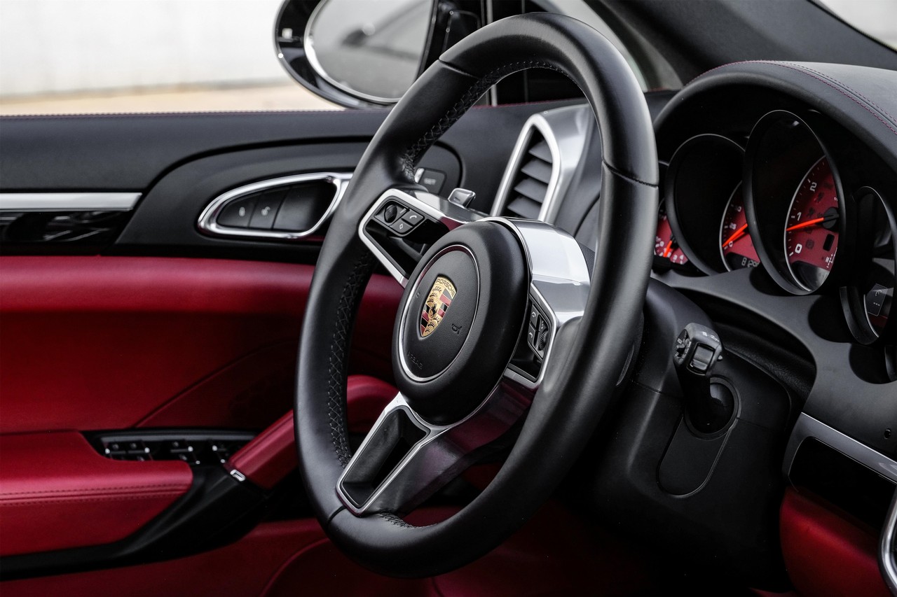 Porsche Cayenne Vehicle Main Gallery Image 12
