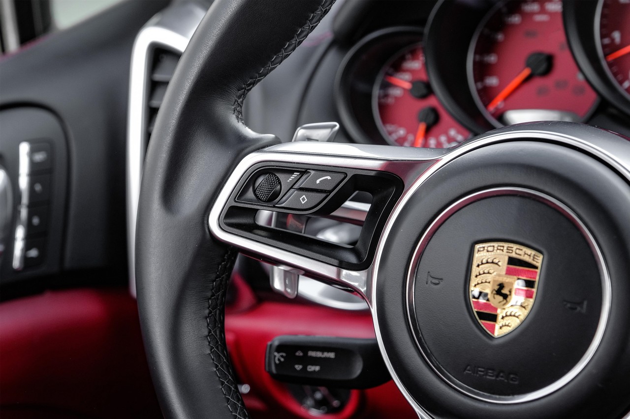 Porsche Cayenne Vehicle Main Gallery Image 15