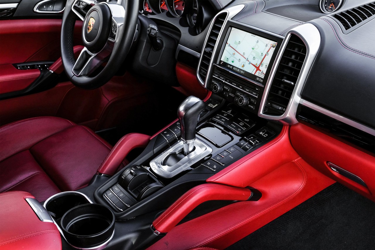 Porsche Cayenne Vehicle Main Gallery Image 21