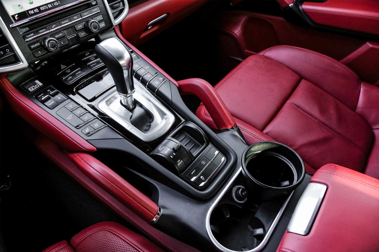 Porsche Cayenne Vehicle Main Gallery Image 22