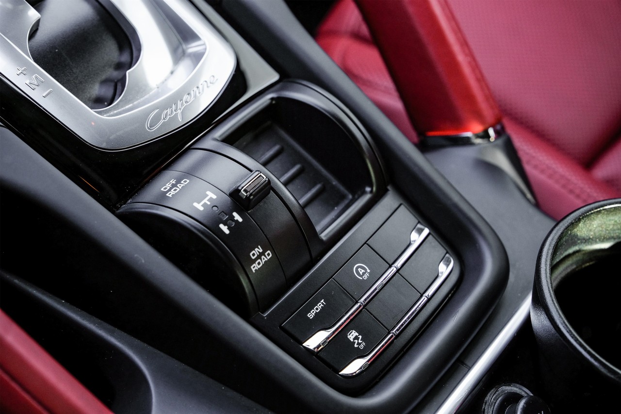 Porsche Cayenne Vehicle Main Gallery Image 23