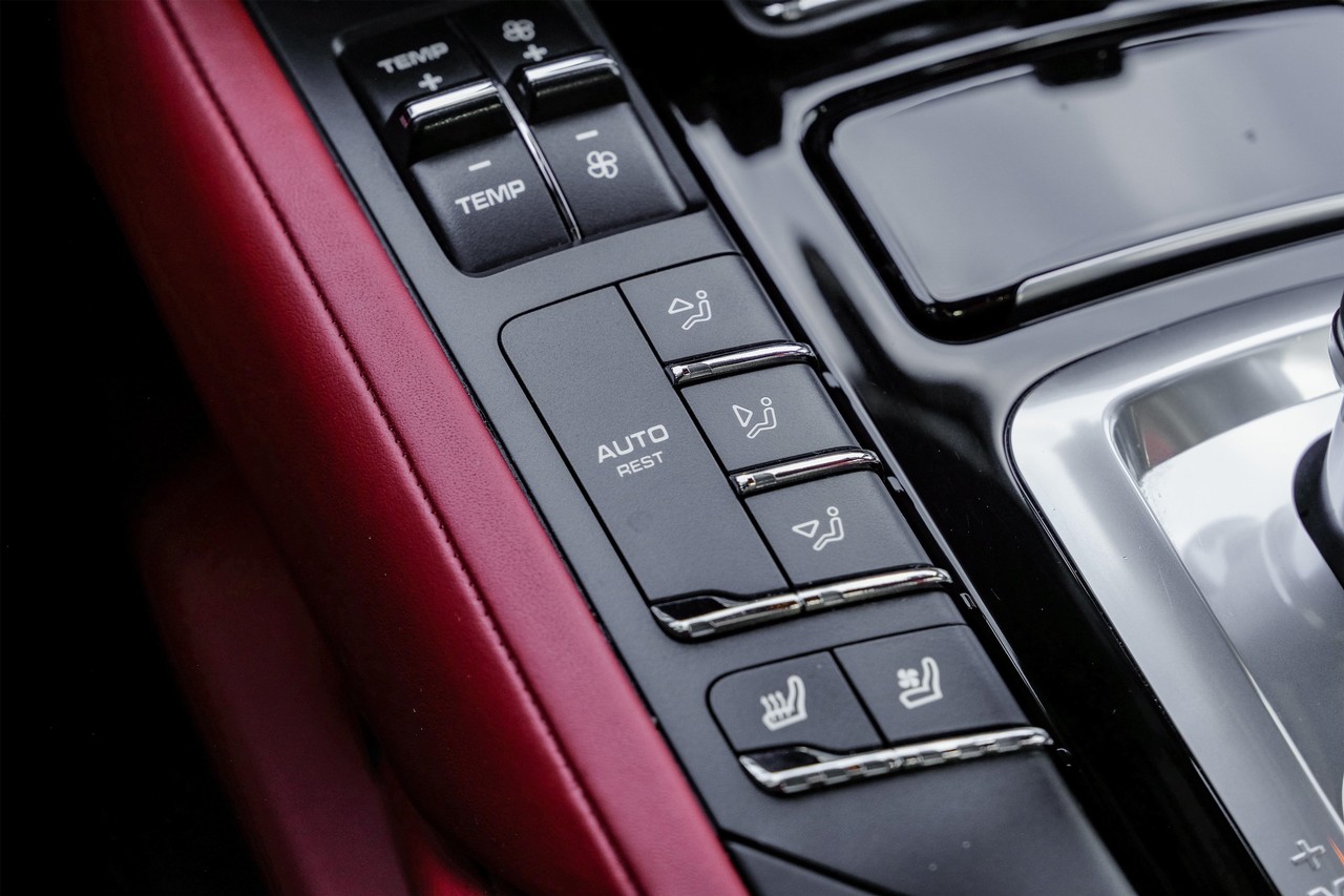 Porsche Cayenne Vehicle Main Gallery Image 24