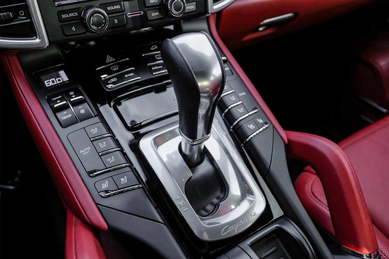 Porsche Cayenne Vehicle Main Gallery Image 25
