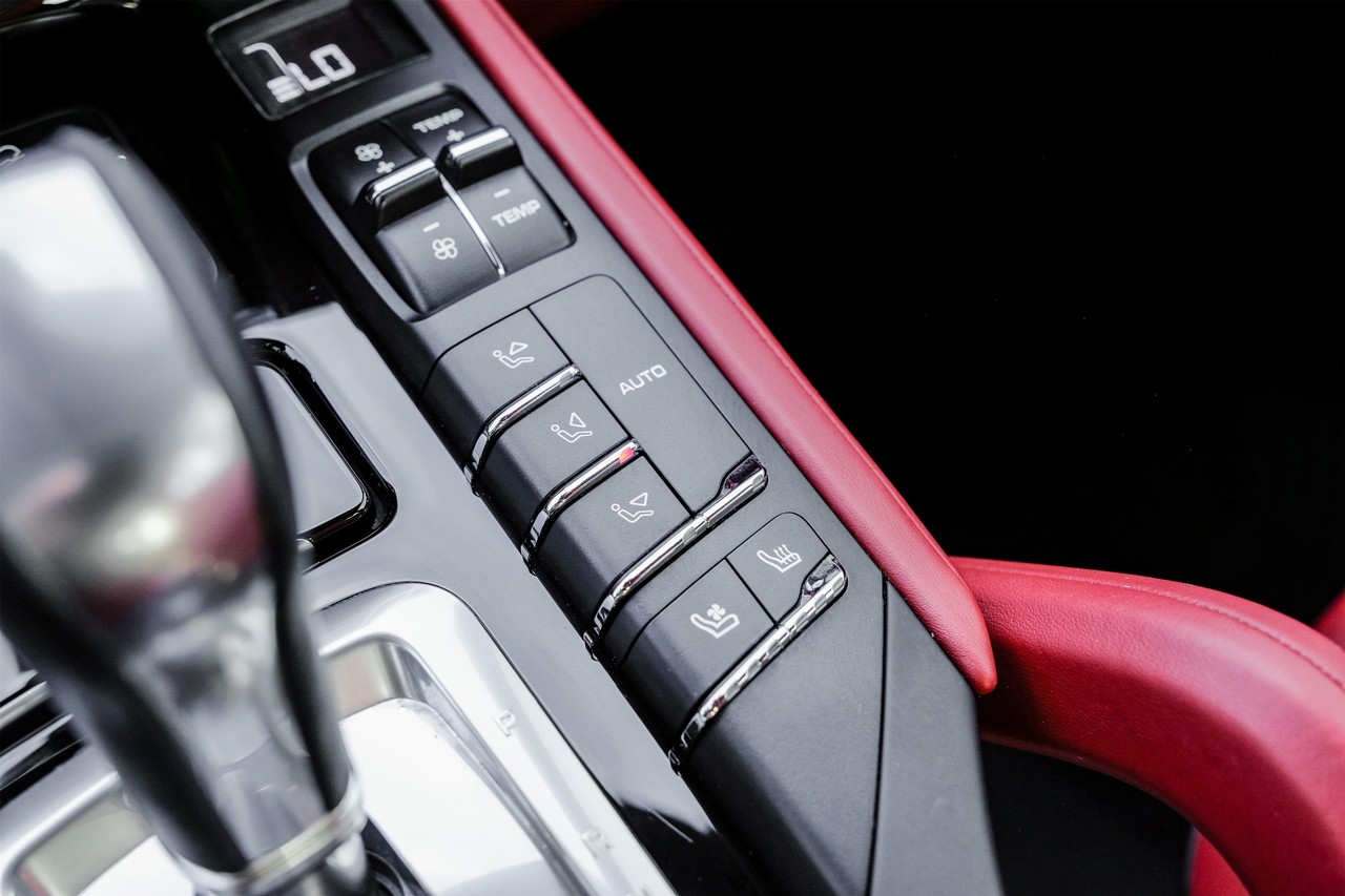 Porsche Cayenne Vehicle Main Gallery Image 26