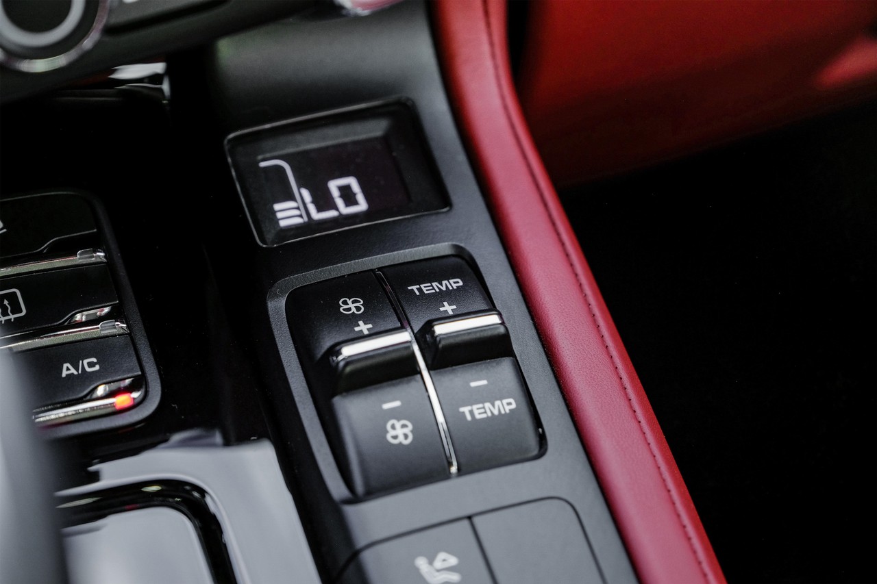 Porsche Cayenne Vehicle Main Gallery Image 28