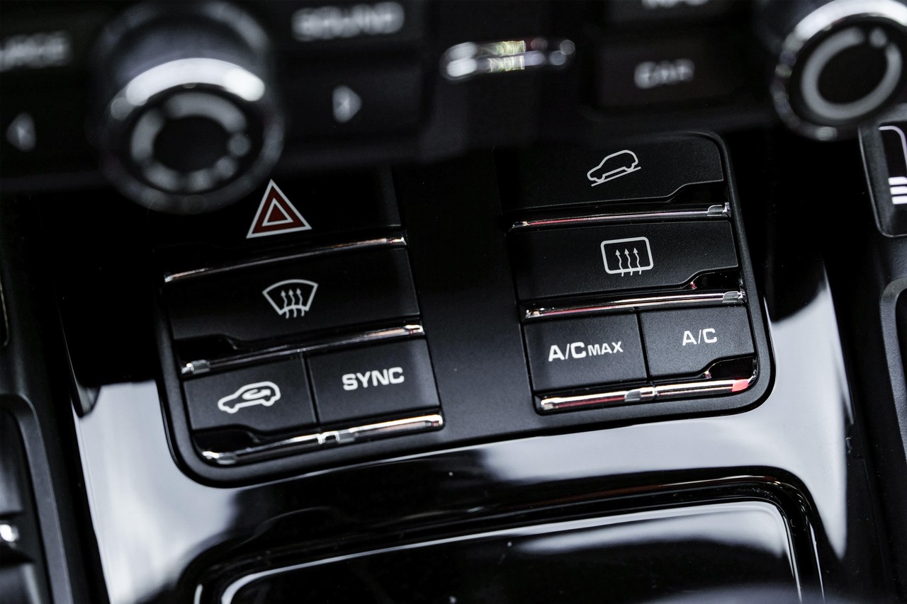 Porsche Cayenne Vehicle Main Gallery Image 29