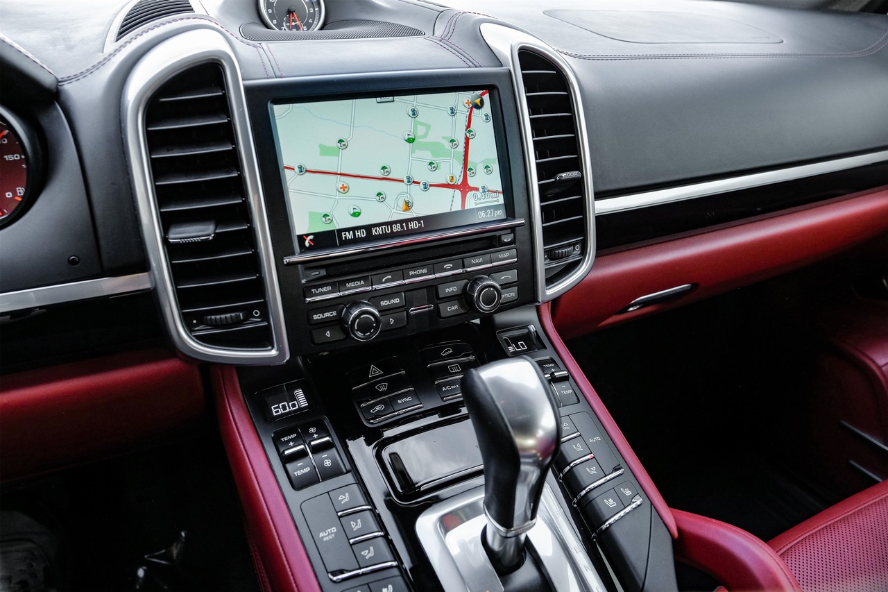 Porsche Cayenne Vehicle Main Gallery Image 30