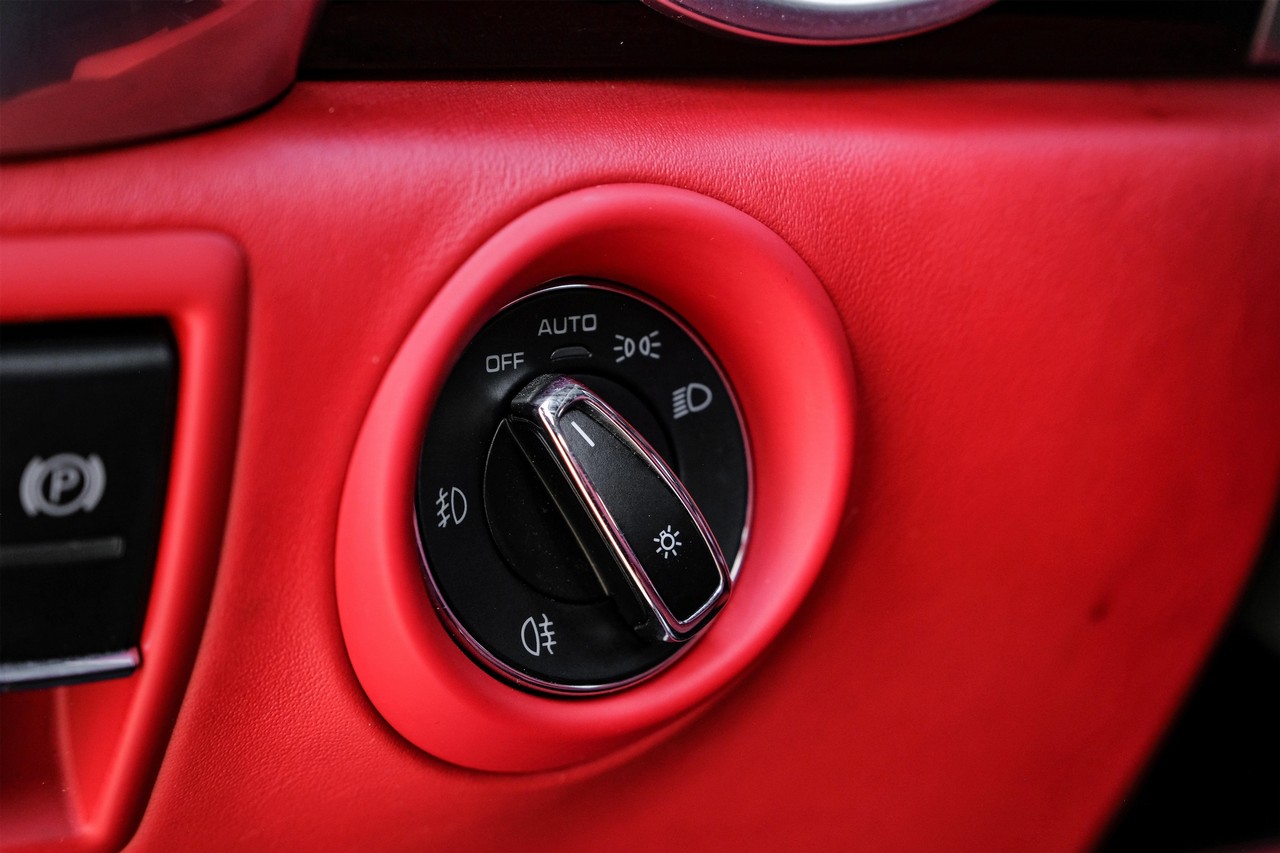 Porsche Cayenne Vehicle Main Gallery Image 32