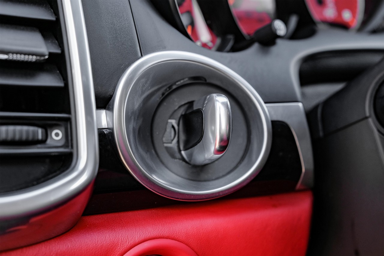 Porsche Cayenne Vehicle Main Gallery Image 33
