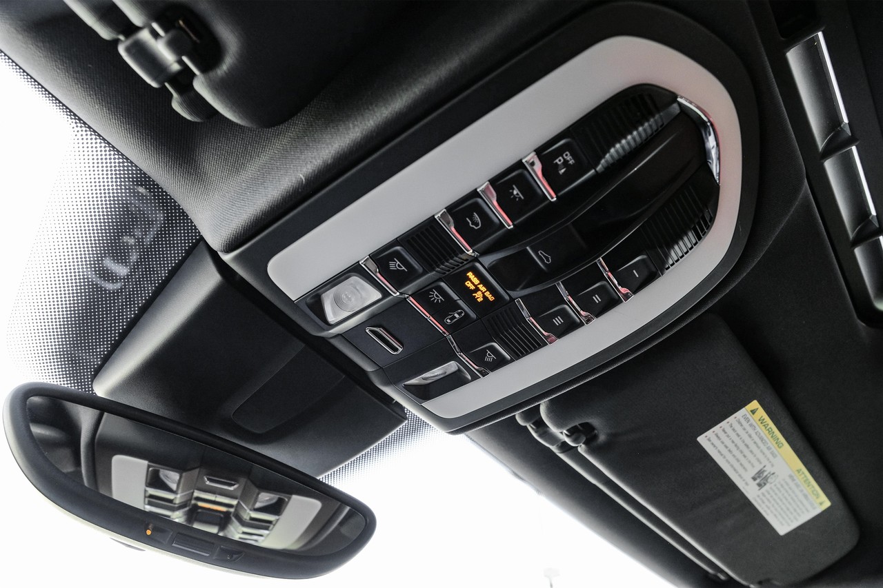 Porsche Cayenne Vehicle Main Gallery Image 34