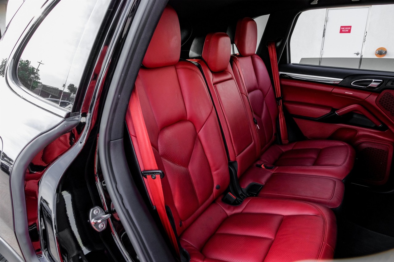 Porsche Cayenne Vehicle Main Gallery Image 42