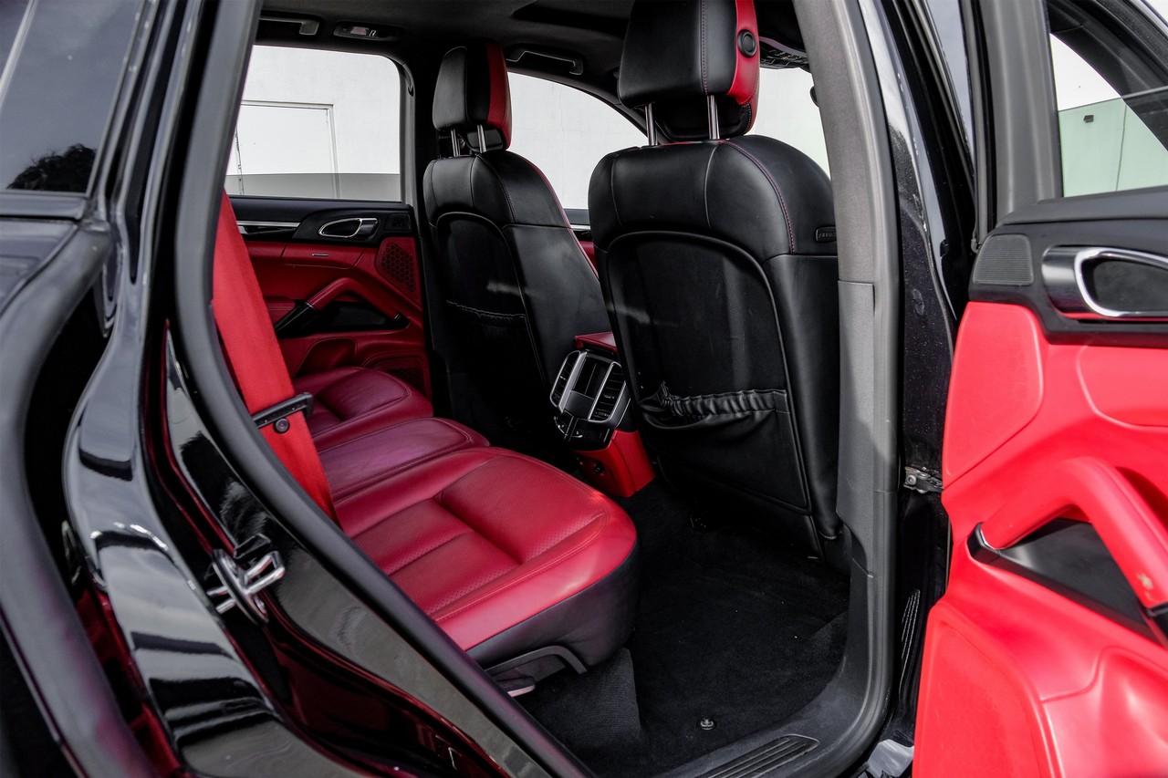 Porsche Cayenne Vehicle Main Gallery Image 43