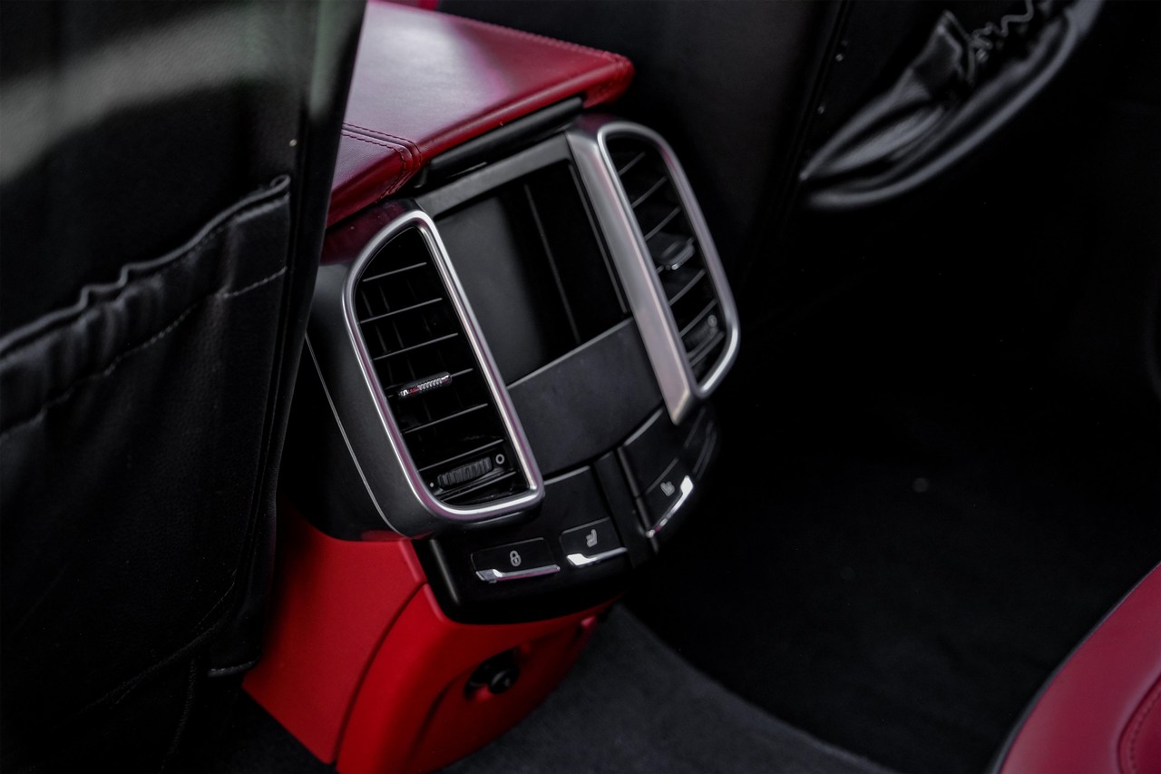 Porsche Cayenne Vehicle Main Gallery Image 44