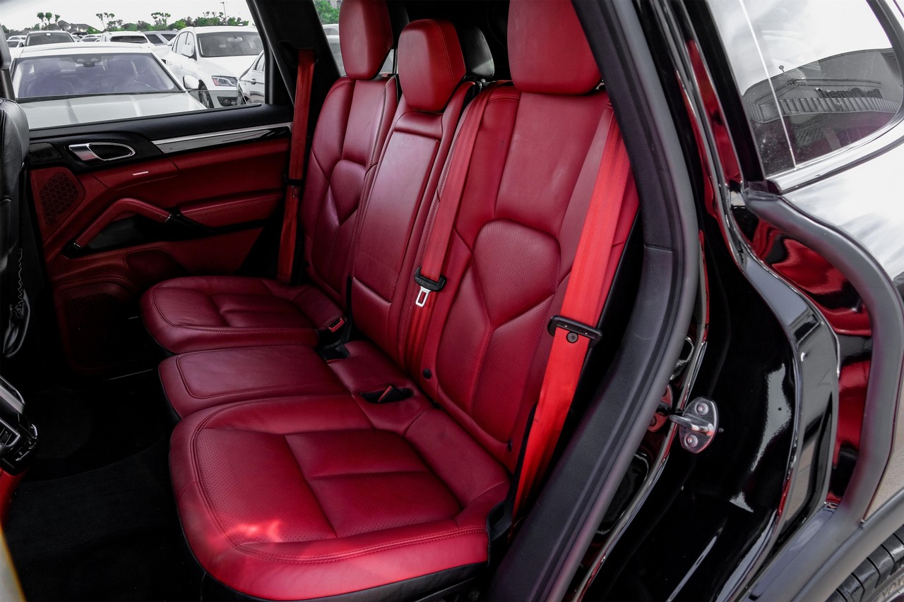 Porsche Cayenne Vehicle Main Gallery Image 46