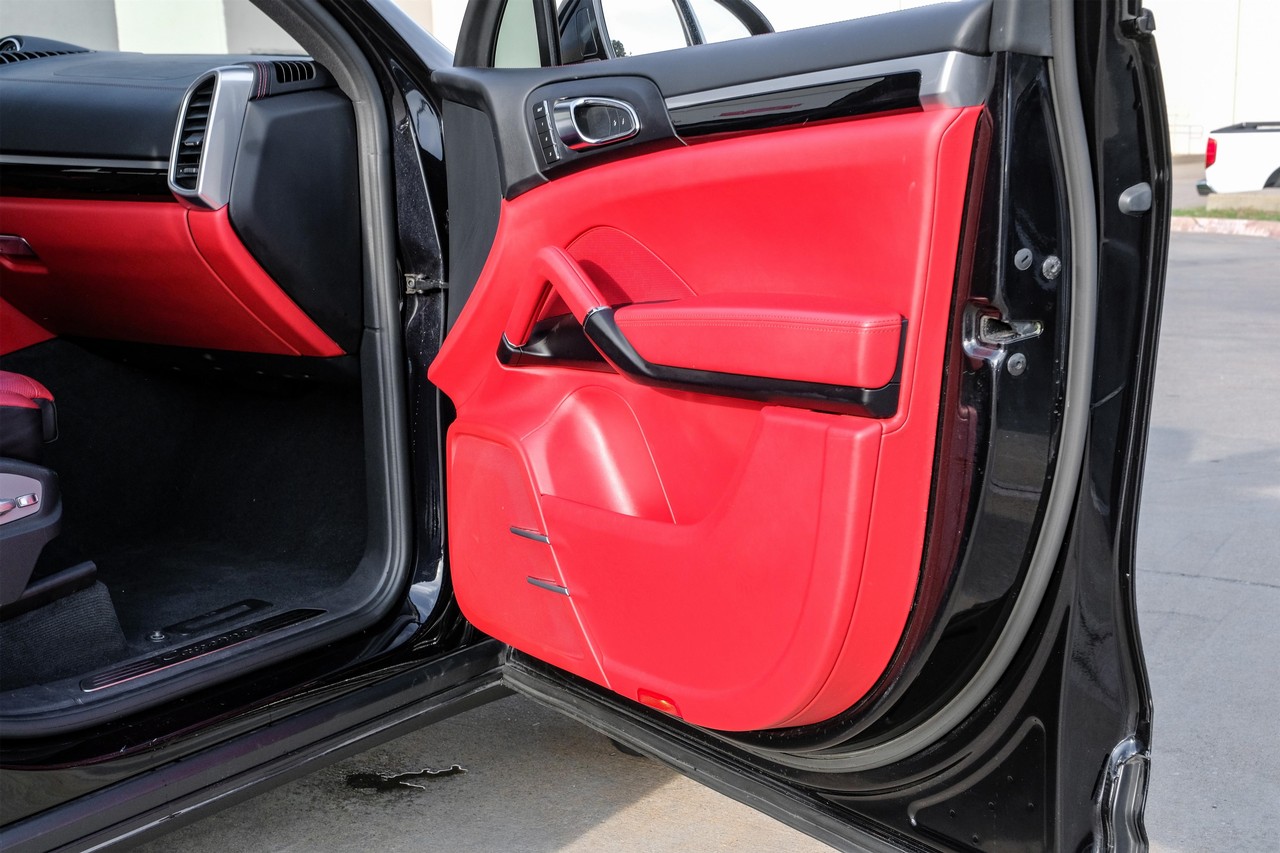 Porsche Cayenne Vehicle Main Gallery Image 52