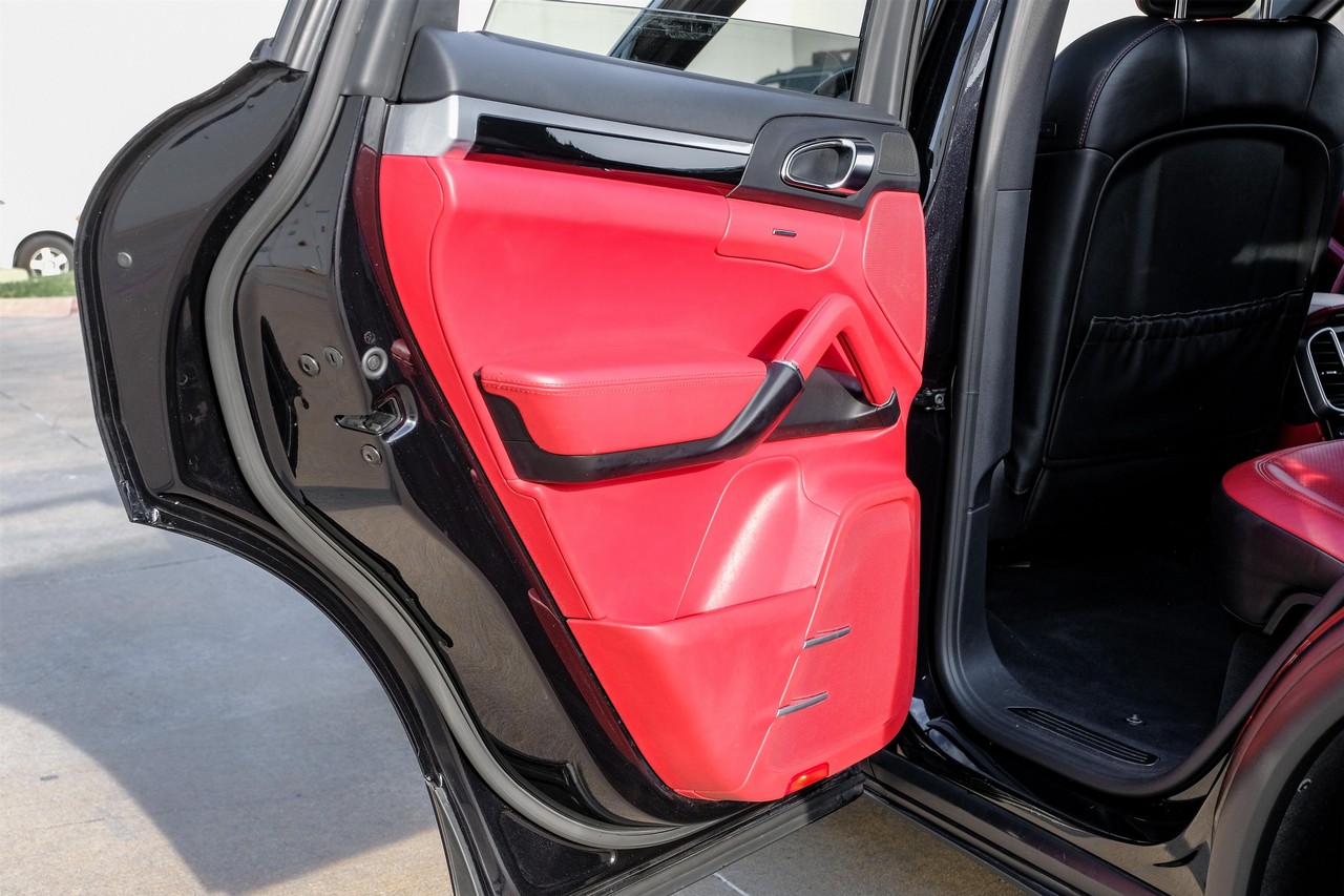 Porsche Cayenne Vehicle Main Gallery Image 53