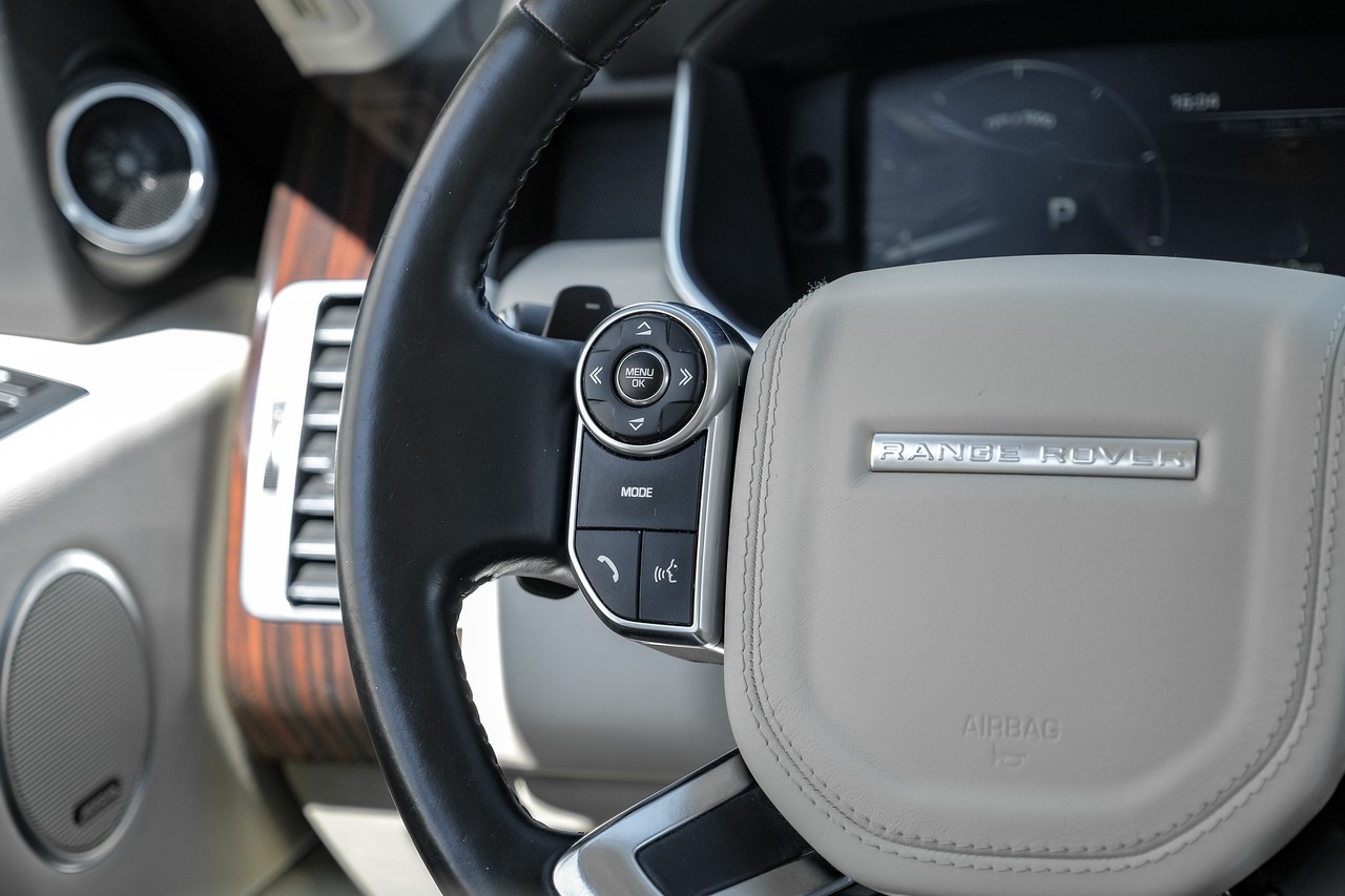 Land Rover Range Rover Vehicle Main Gallery Image 16
