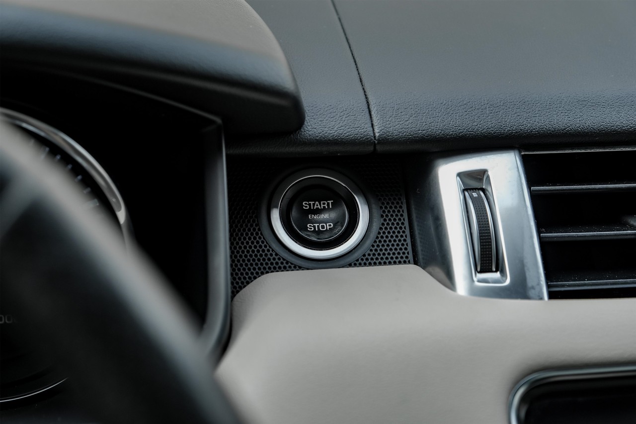 Land Rover Range Rover Sport Vehicle Main Gallery Image 22