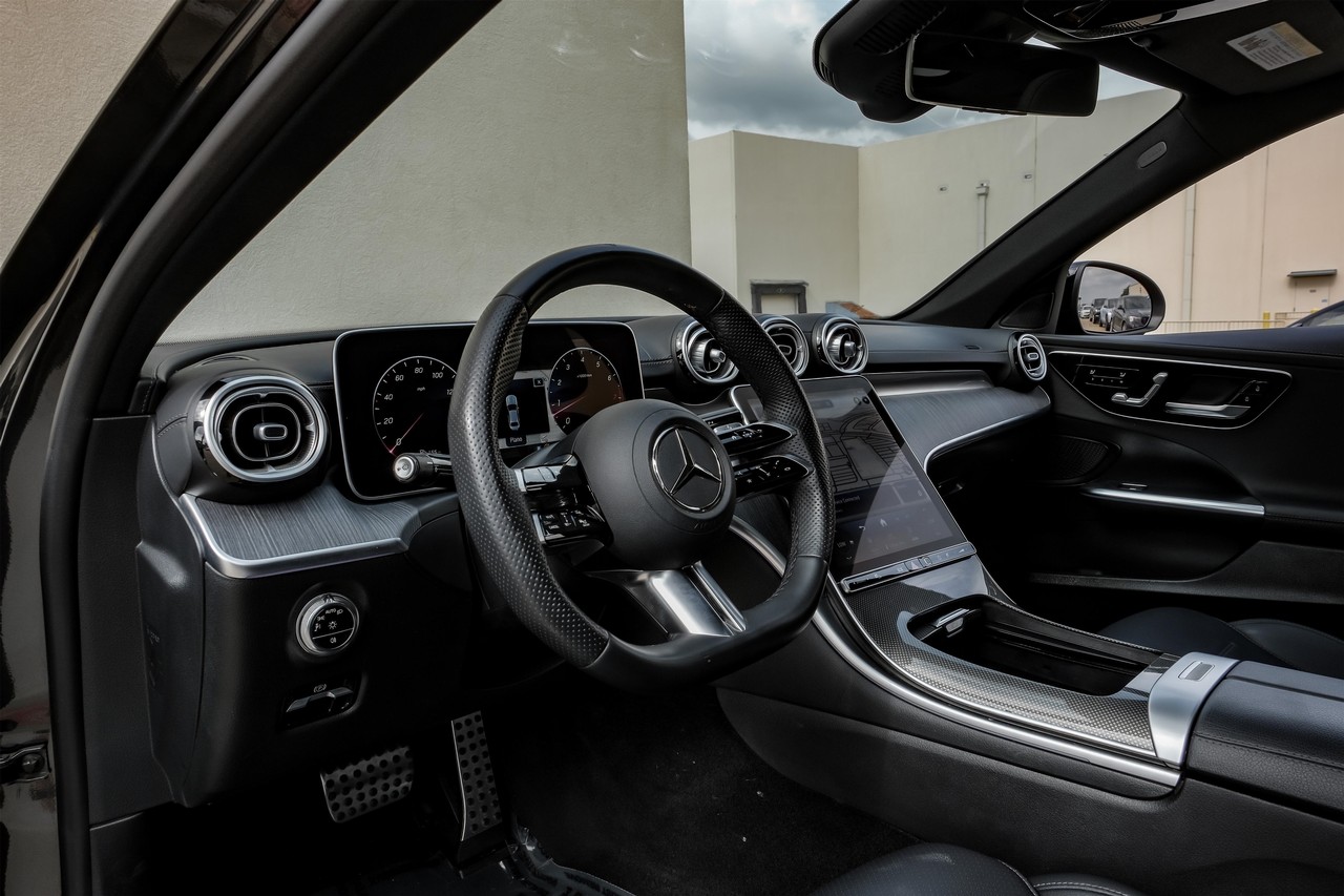 Mercedes-Benz C-Class Vehicle Main Gallery Image 03