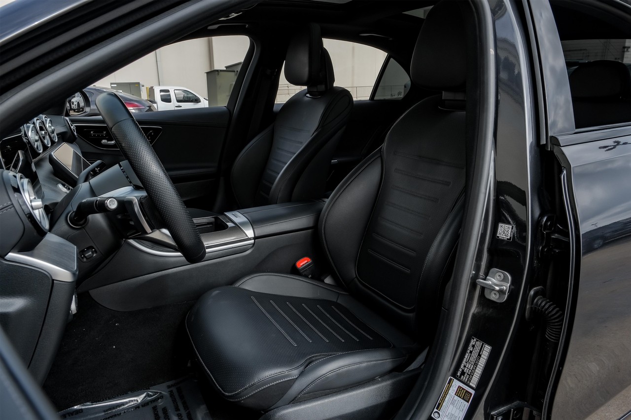 Mercedes-Benz C-Class Vehicle Main Gallery Image 04