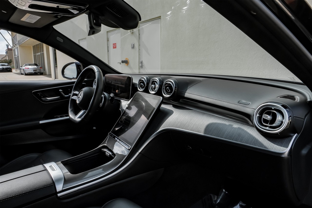Mercedes-Benz C-Class Vehicle Main Gallery Image 13